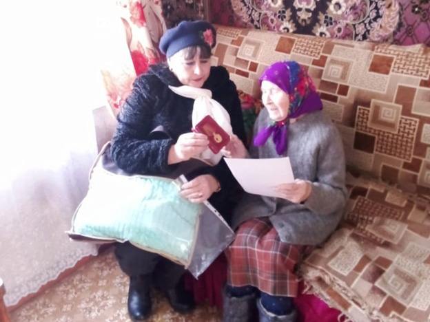Вручены удостоверения к юбилейной медали.